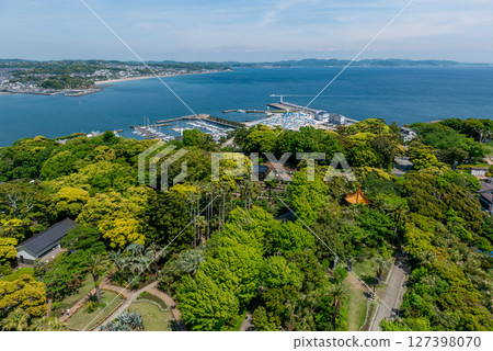 江之島海蠟燭瞭望台、江之島遊艇港、湘南海岸線鳥瞰圖 127398070