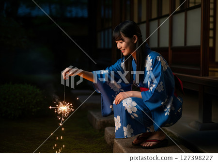 一位身穿浴衣的女子正在欣賞手持煙火 127398227