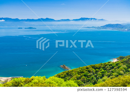 《愛媛縣》瀨戶內海和富士山的公海景色 127398594