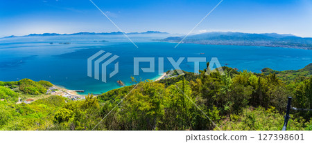 《愛媛縣》瀨戶內海和富士山的公海景色 127398601