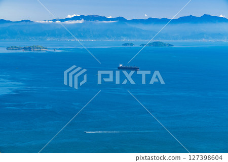 《愛媛縣》瀨戶內海和富士山的公海景色 《愛媛縣》瀨戶內海和富士山的公海景色 127398604
