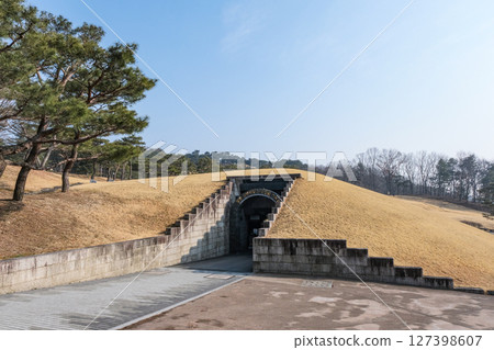 Songsan-ri Tombs, a World Heritage Site lined with circular burial mounds Songsan-ri Tombs, a World Heritage Site lined with circular burial mounds 127398607