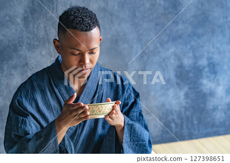 一位身穿浴衣的黑人正在體驗茶道 127398651