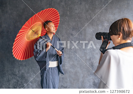 一名身穿浴衣的黑人男子正在接受攝影師的拍攝 127398672