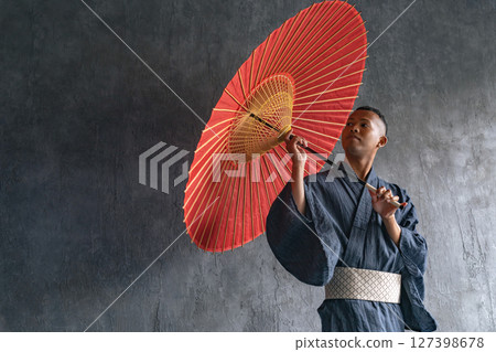 一名身穿浴衣、手持日本傘的黑人男子 127398678