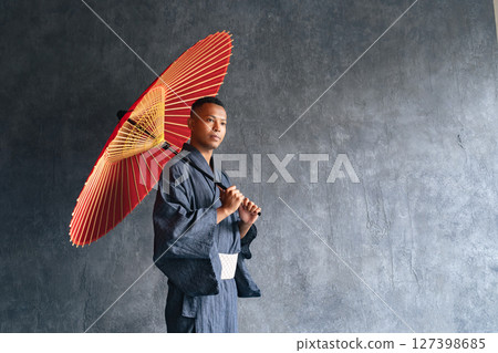 一名身穿浴衣、手持日本傘的黑人男子 127398685