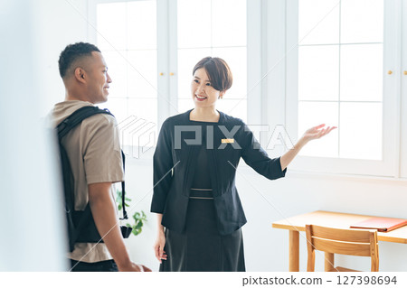 飯店女工作人員帶一名黑人男遊客參觀房間 127398694