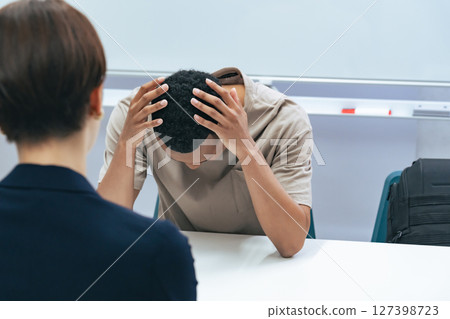 一名日本女工作人員正在採訪一名陷入困境的黑人男子 127398723
