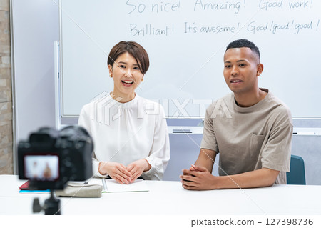 一名黑人男子和一名日本女子拍攝視頻 一名黑人男子和一名日本女子拍攝視頻 127398736