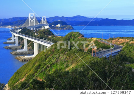 從淡路島看鳴門海峽和大鳴門大橋 127399347