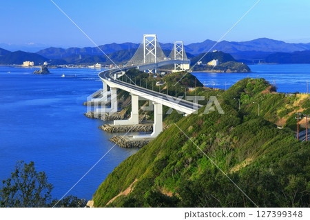 從淡路島看鳴門海峽和大鳴門大橋 127399348