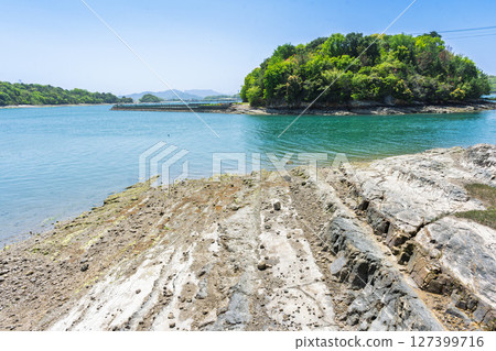 Oyanocho, Kamiamakusa City, a scenic tourist spot where you can see the ocean shining in the blue sky 127399716