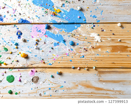 白色木牆的庫存圖片,上面隨意濺有彩色油漆 白色木牆的庫存圖片,上面隨意濺有彩色油漆 127399913