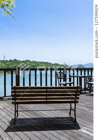 藍天白雲下閃耀的海景與長椅的絕美景色－旅遊勝地「心靈的搖籃」上天草市大矢野町 127399924