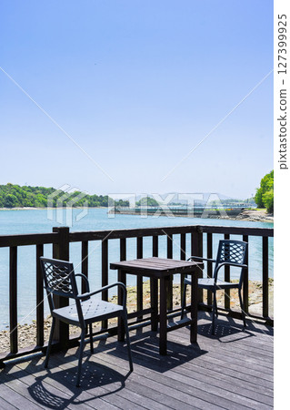 藍天白雲下閃耀的海景與長椅的絕美景色－旅遊勝地「心靈的搖籃」上天草市大矢野町 127399925