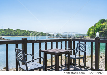藍天白雲下閃耀的海景與長椅的絕美景色－旅遊勝地「心靈的搖籃」上天草市大矢野町 127399926