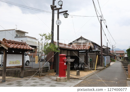 Tottori, Kurayoshi, Scenery with a round postbox (Kurayoshi City Utsubuki Tamagawa Traditional Buildings Preservation District) 127400077