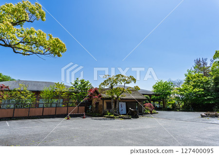 A thatched roof house shining in the blue sky. Oyanocho, Kamiamakusa City. 127400095