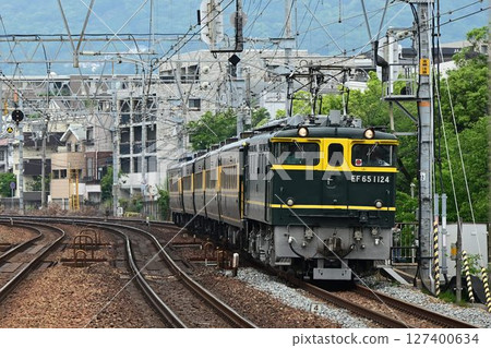途經東海道本線佐倉宿川站的夜行列車“沙龍車翠星” 127400634