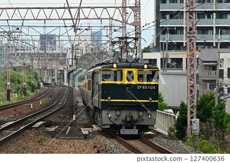 途經東海道本線塚本站的夜行列車“沙龍車翠星” 127400636
