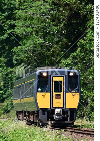 Limited Express Super Oki Departs from Tsuwano, Little Kyoto in Sanin 127401400