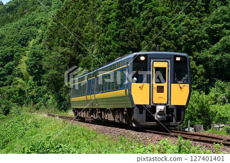 特急Super Oki從山陰小京都津和野出發 127401401