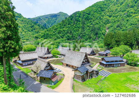 富山縣南礪市五簇山初夏的菅沼合掌村 富山縣南礪市五簇山初夏的菅沼合掌村 127402686