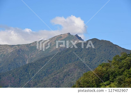 晴朗秋日里的日本百座名山之一谷川山、苫耳山和沖耳山 127402907