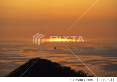 室蘭市的春天:從疊涼山眺望海上日落 室蘭市的春天:從疊涼山眺望海上日落 127402911