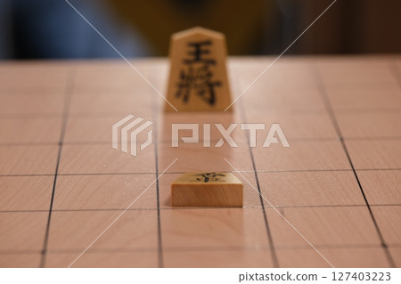 車子代表瞄準國王的長矛。 127403223