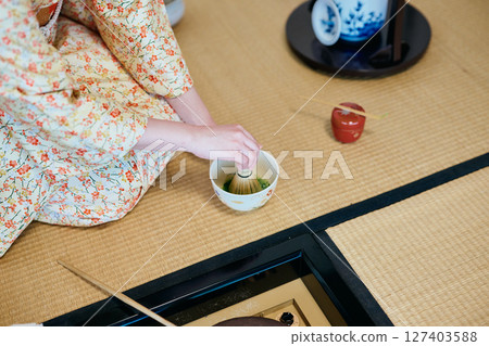 一位20多歲身著和服的女性正在體驗茶道 127403588