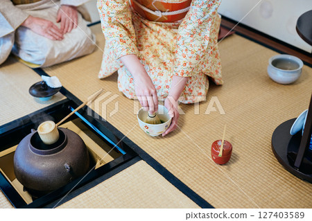 一位20多歲身著和服的女性正在體驗茶道 127403589