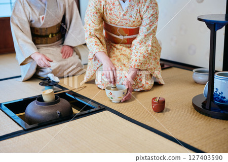 A woman in her twenties wearing a kimono experiencing a tea ceremony 127403590