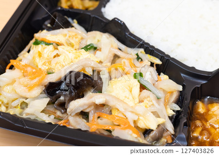 美味的中式便當，有炸豬肉和蔬菜 127403826