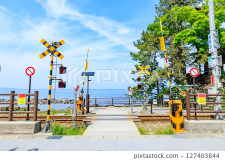 富山縣高岡市鐵路道口的初夏天晴海灘 富山縣高岡市鐵路道口的初夏天晴海灘 127403844