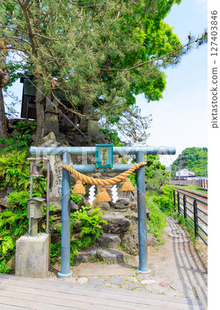 富山縣高岡市義經岩雨晴海岸的初夏 富山縣高岡市義經岩雨晴海岸的初夏 127403846