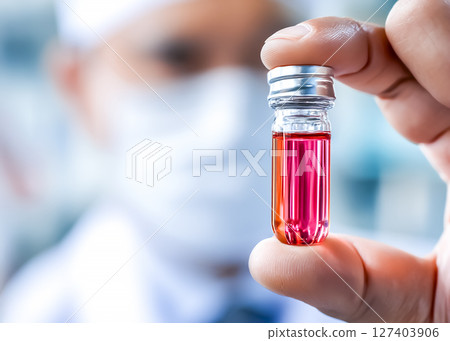 一隻手握住裝有人造血液的試管的圖像 127403906