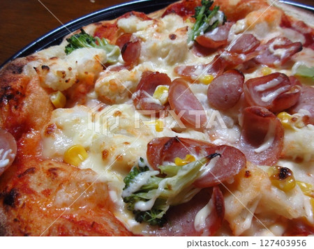 pizza from the supermarket 127403956