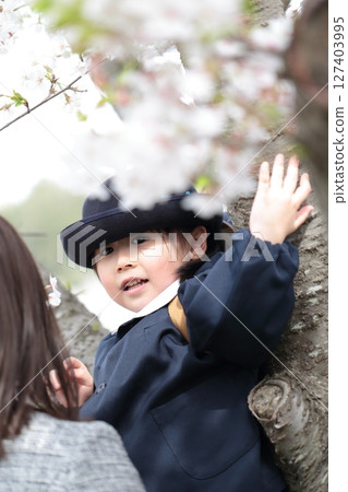 櫻花和幼兒園入學典禮上的一名 3 歲女孩和她的母親 127403995