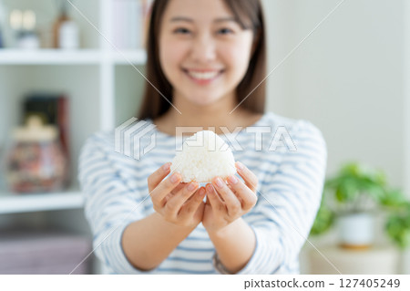 年輕女子吃飯糰 127405249
