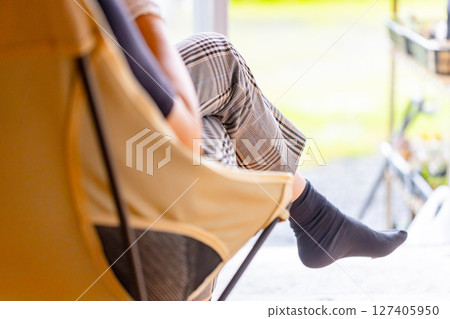 一位女士在陽台的椅子上休息的背影 一位女士在陽台的椅子上休息的背影 127405950