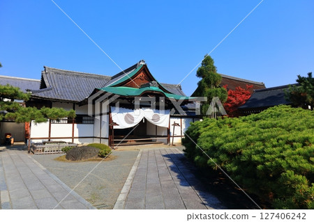 [Kyoto Prefecture] The entrance hall of Daikakuji Temple on a clear day 127406242