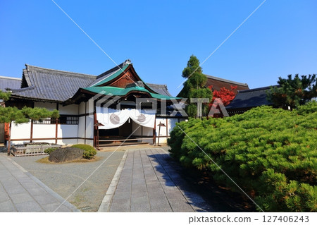 [京都府] 晴天時的大覺寺入口 127406243