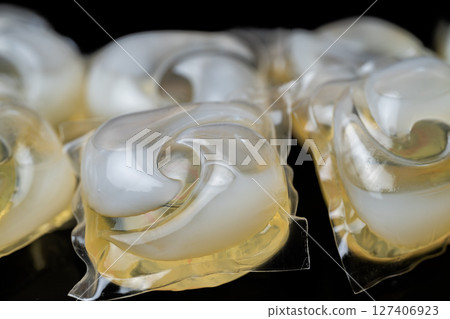 washing capsules 127406923