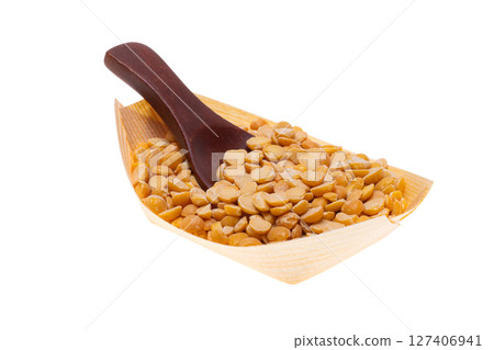dry peas isolated dry peas isolated 127406941