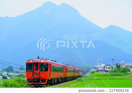 The Yufu Express leaving Yufuin 127409236