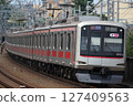 東急5000系列本地列車開往元町和中華街 127409563