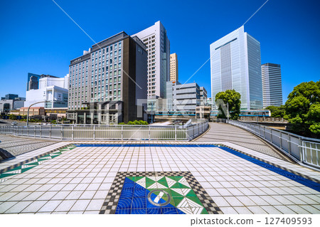 日本橫濱市景:從櫻木橋眺望櫻木町站新南口(市政府出口)、Hotel Mets、橫濱市政廳、電車等 日本橫濱市景:從櫻木橋眺望櫻木町站新南口(市政府出口)、Hotel Mets、橫濱市政廳、電車等 127409593