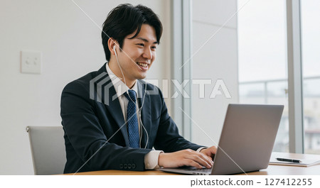 參加線上會議的年輕商人 127412255