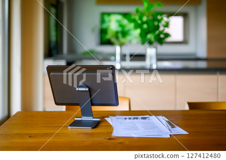 用餐區內的平板電腦和文件 127412480